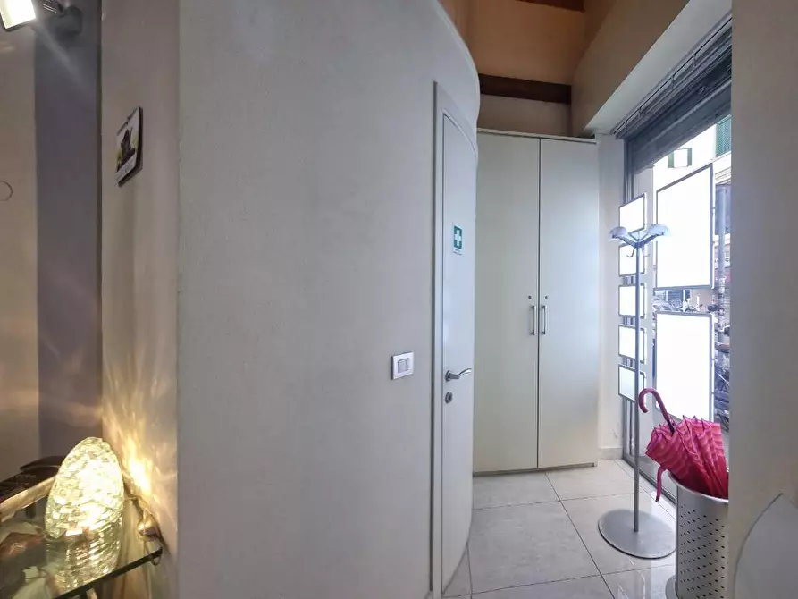 Immagine 10 di Locale commerciale in vendita  a Livorno