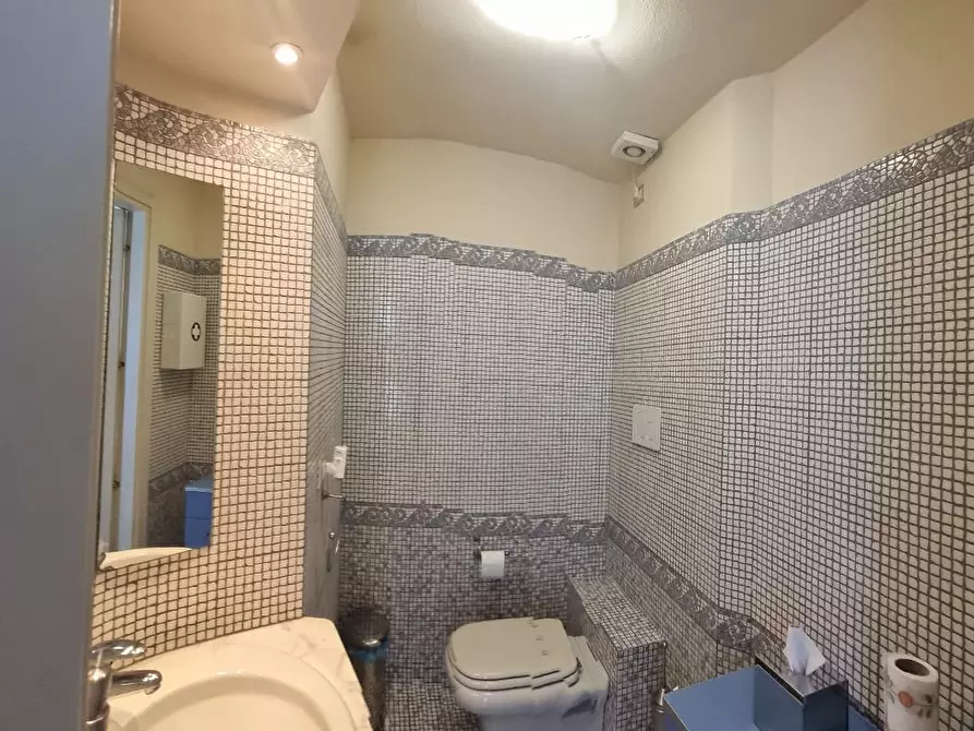 Immagine 39 di Locale commerciale in vendita  a Livorno