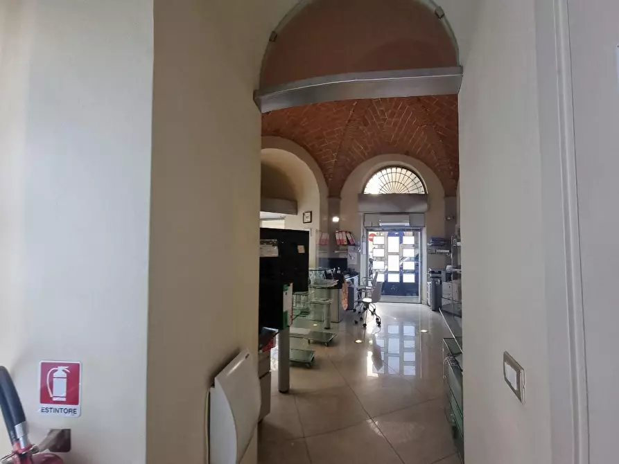 Immagine 18 di Locale commerciale in vendita  a Livorno