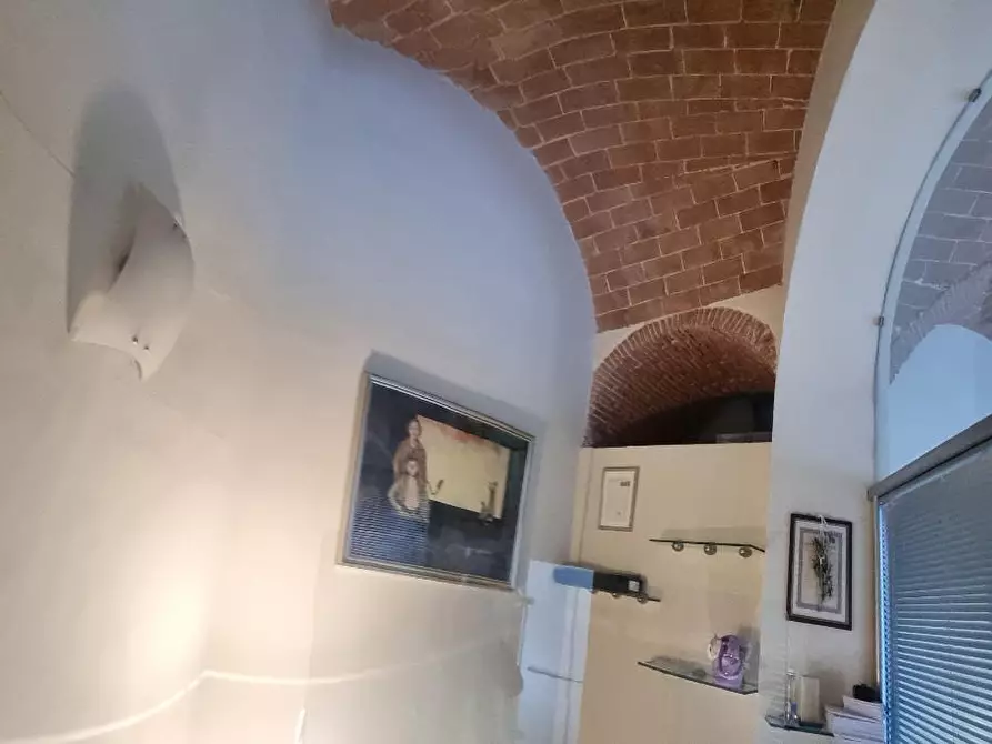 Immagine 25 di Locale commerciale in vendita  a Livorno