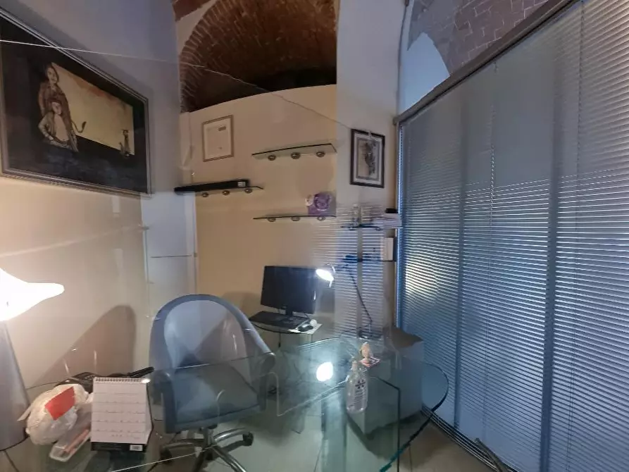 Immagine 26 di Locale commerciale in vendita  a Livorno