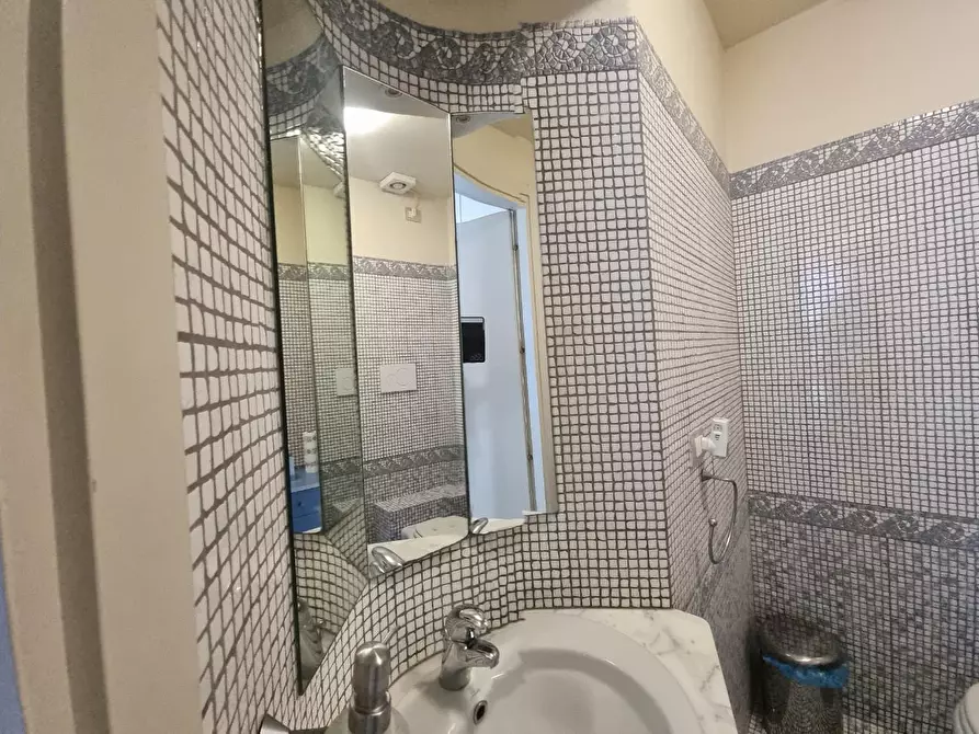 Immagine 13 di Locale commerciale in vendita  a Livorno