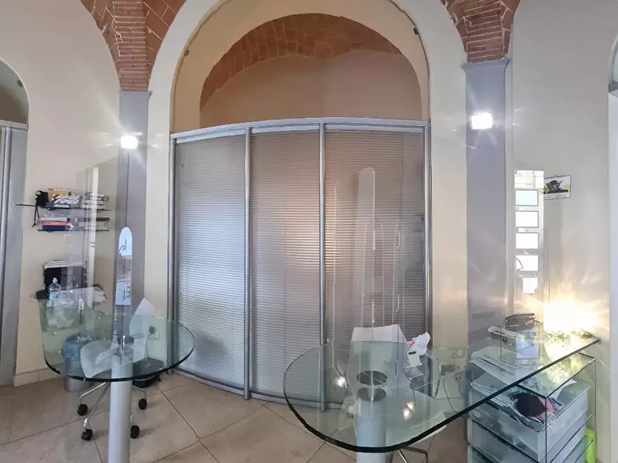 Immagine 8 di Locale commerciale in vendita  a Livorno
