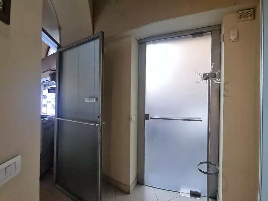 Immagine 32 di Locale commerciale in vendita  a Livorno