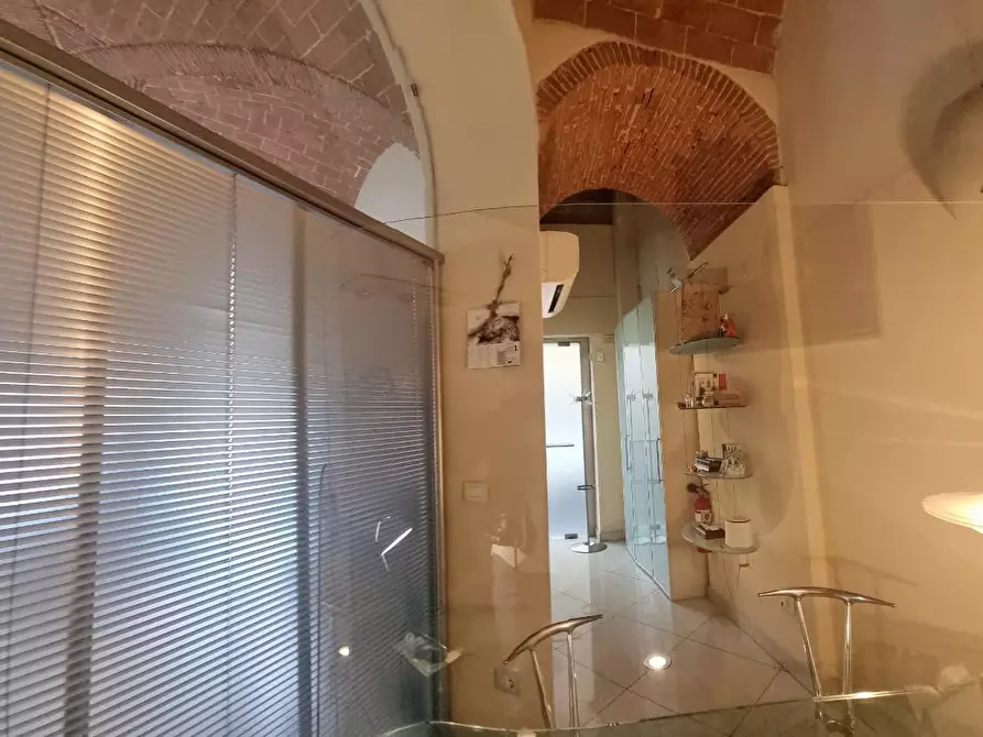 Immagine 27 di Locale commerciale in vendita  a Livorno