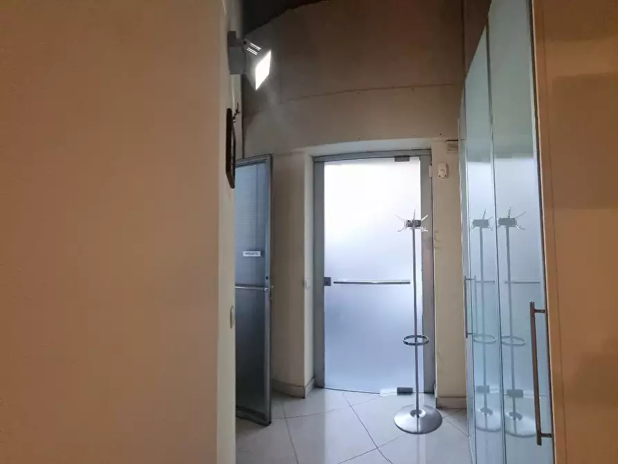 Immagine 42 di Locale commerciale in vendita  a Livorno