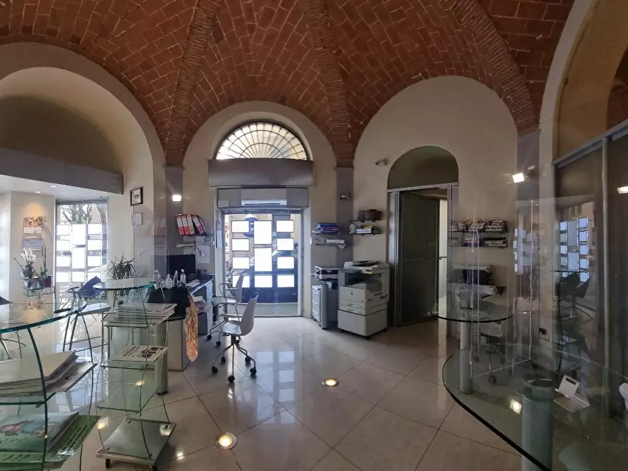 Immagine 40 di Locale commerciale in vendita  a Livorno