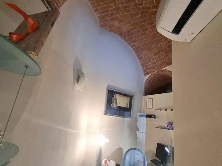 Immagine 41 di Locale commerciale in vendita  a Livorno