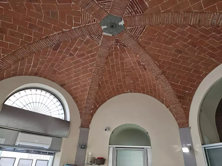 Immagine 35 di Locale commerciale in vendita  a Livorno