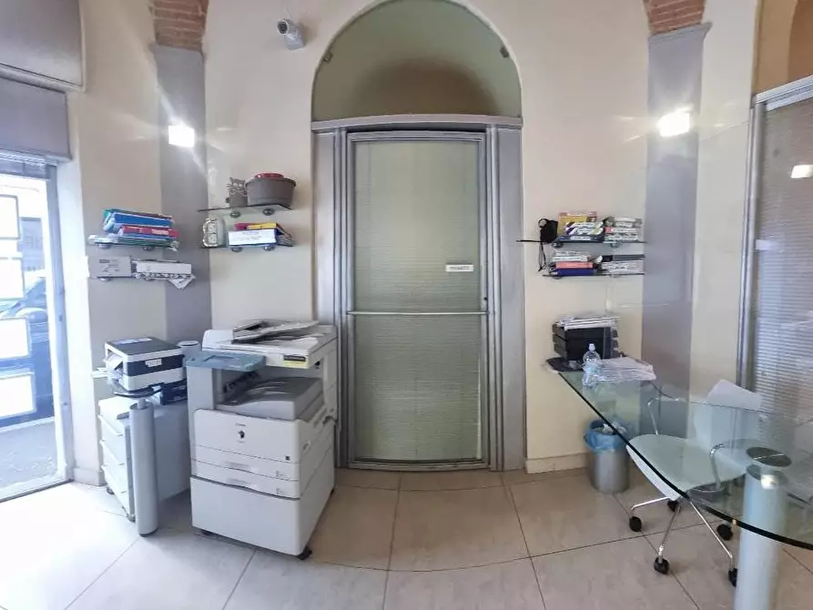 Immagine 22 di Locale commerciale in vendita  a Livorno