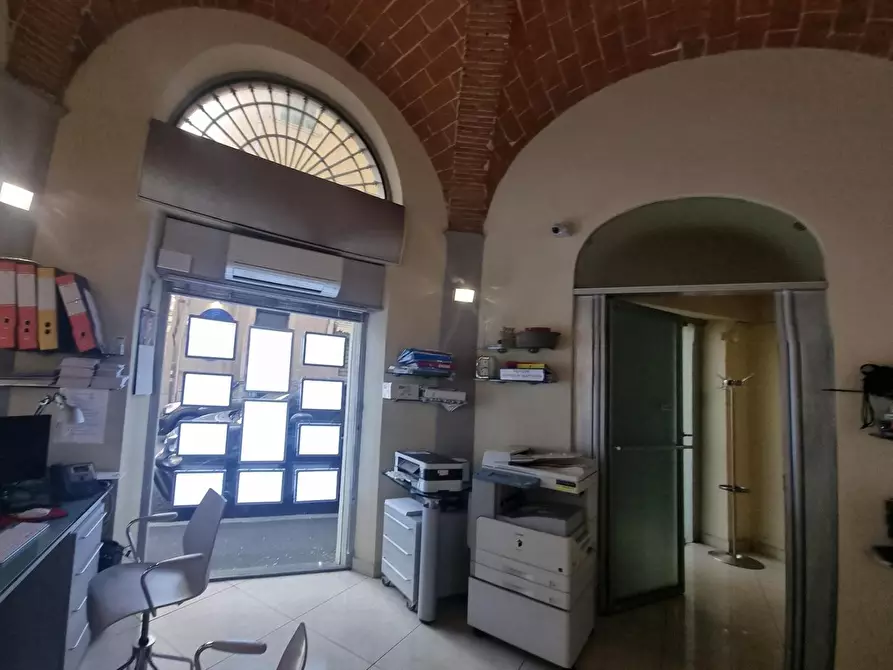 Immagine 38 di Locale commerciale in vendita  a Livorno