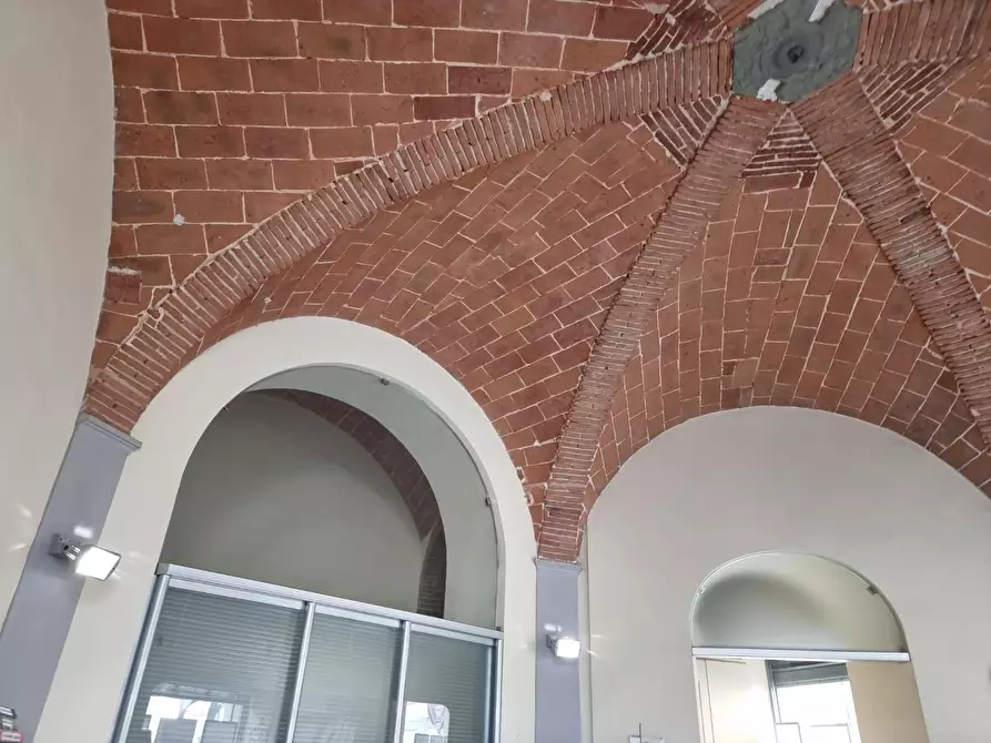 Immagine 37 di Locale commerciale in vendita  a Livorno