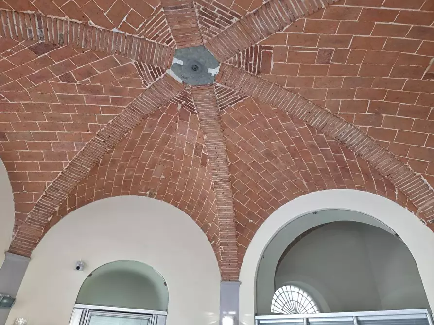 Immagine 34 di Locale commerciale in vendita  a Livorno