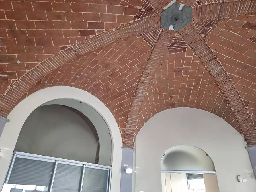 Immagine 33 di Locale commerciale in vendita  a Livorno