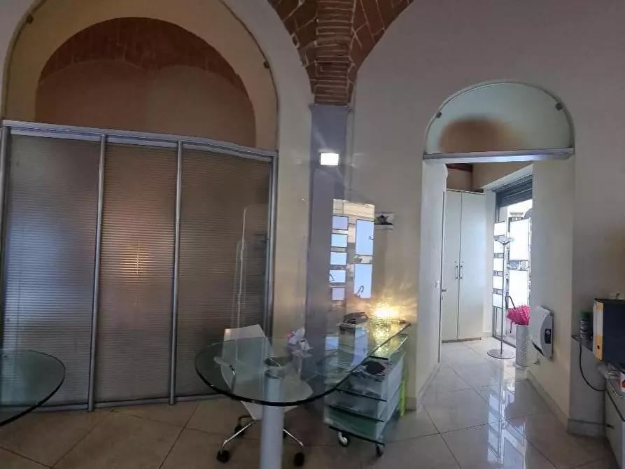 Immagine 9 di Locale commerciale in vendita  a Livorno
