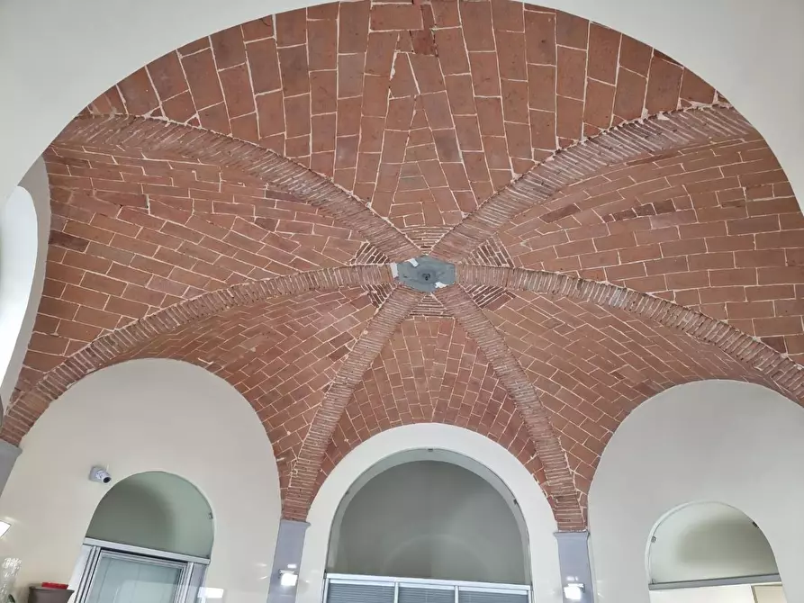 Immagine 36 di Locale commerciale in vendita  a Livorno