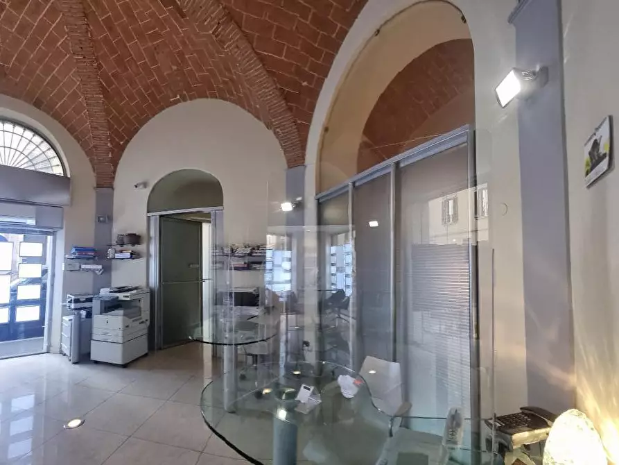 Immagine 19 di Locale commerciale in vendita  a Livorno