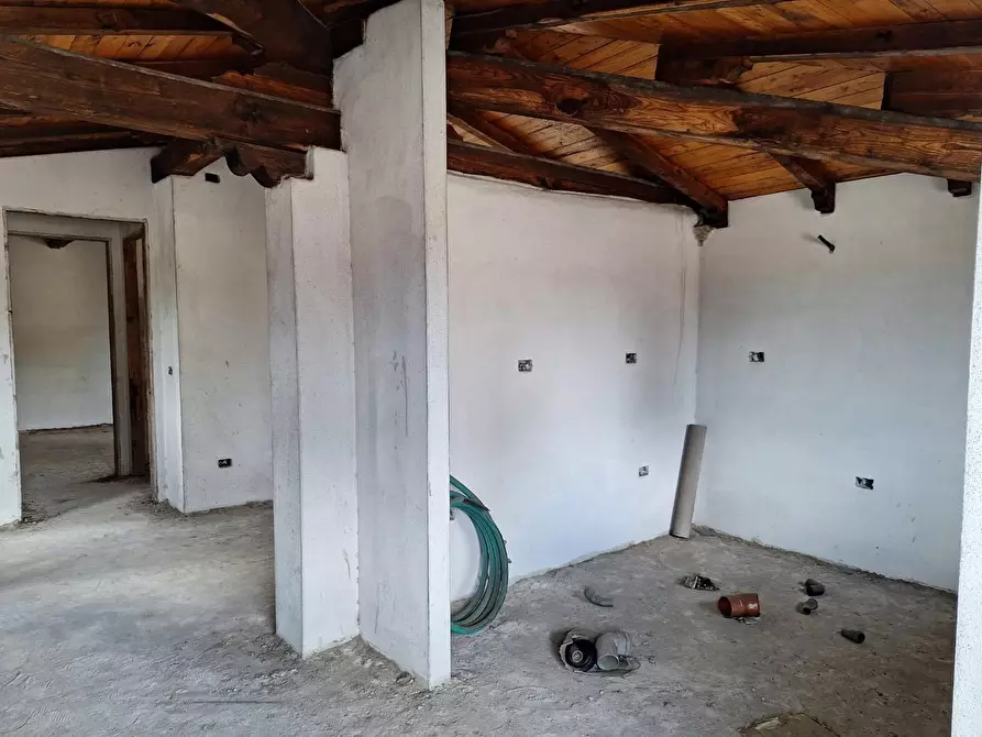 Immagine 14 di Appartamento in vendita  a Lucca