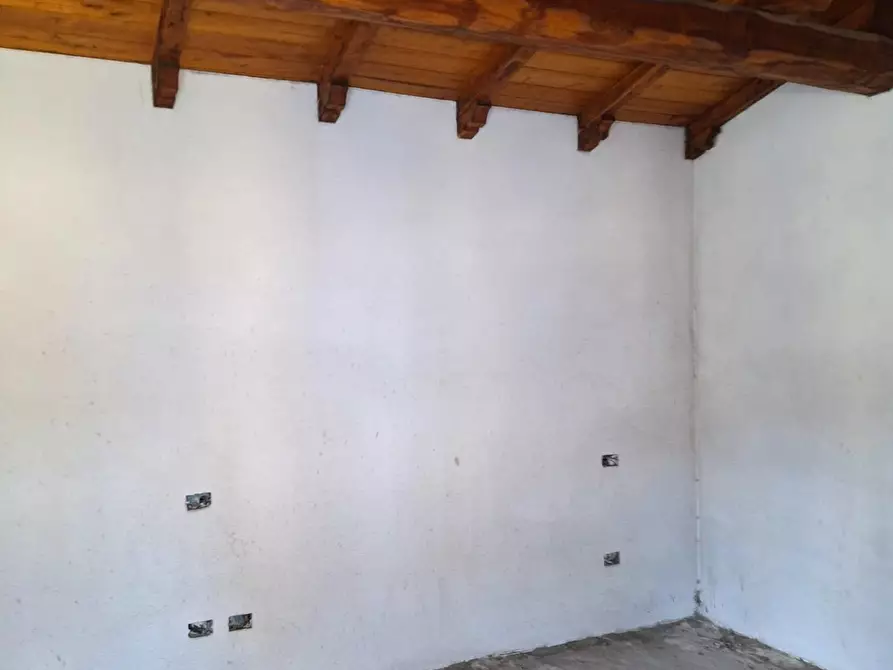 Immagine 12 di Appartamento in vendita  a Lucca