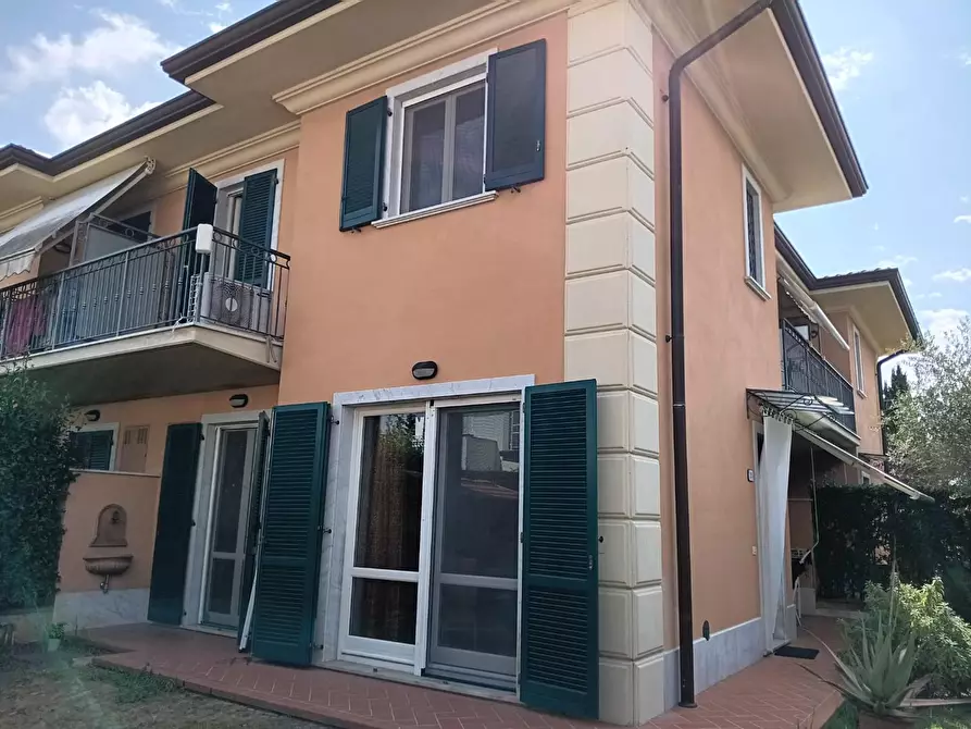 Immagine 1 di Casa quadrifamiliare in vendita  a Massa