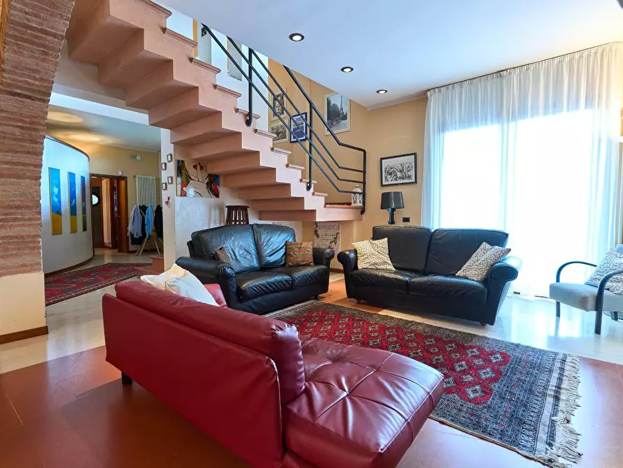 Immagine 2 di Villa in vendita  a San Miniato