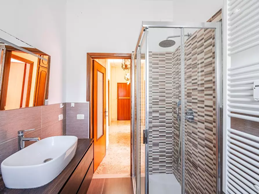 Immagine 17 di Appartamento in vendita  a Reggio Nell'emilia