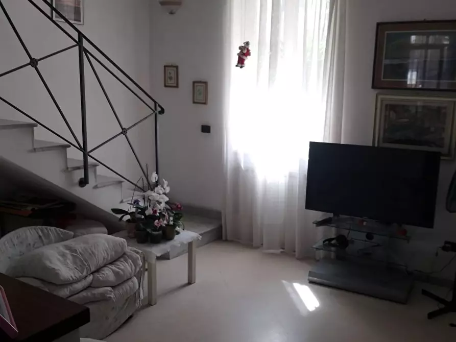 Immagine 3 di Villa in vendita  a Viareggio