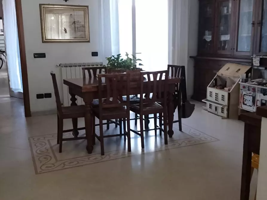 Immagine 1 di Villa in vendita  a Viareggio