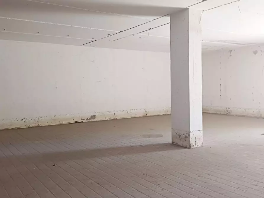Immagine 1 di Magazzino in vendita  a Bientina