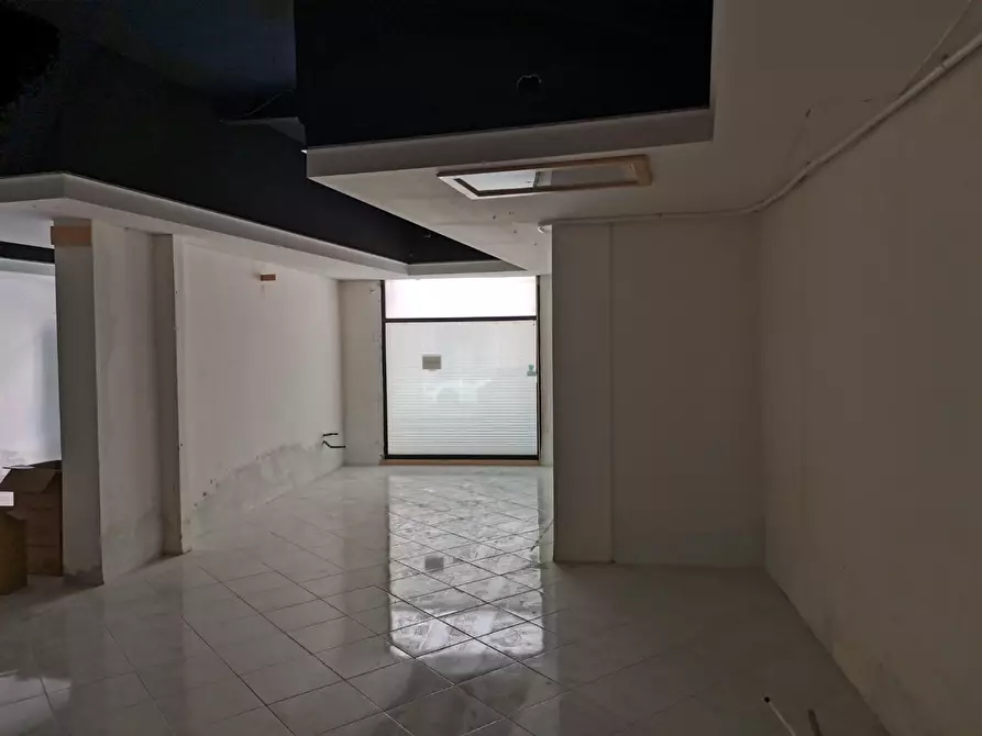 Immagine 15 di Locale commerciale in vendita  a Poggibonsi