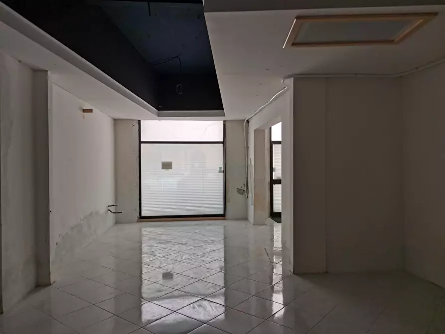 Immagine 1 di Locale commerciale in vendita  a Poggibonsi