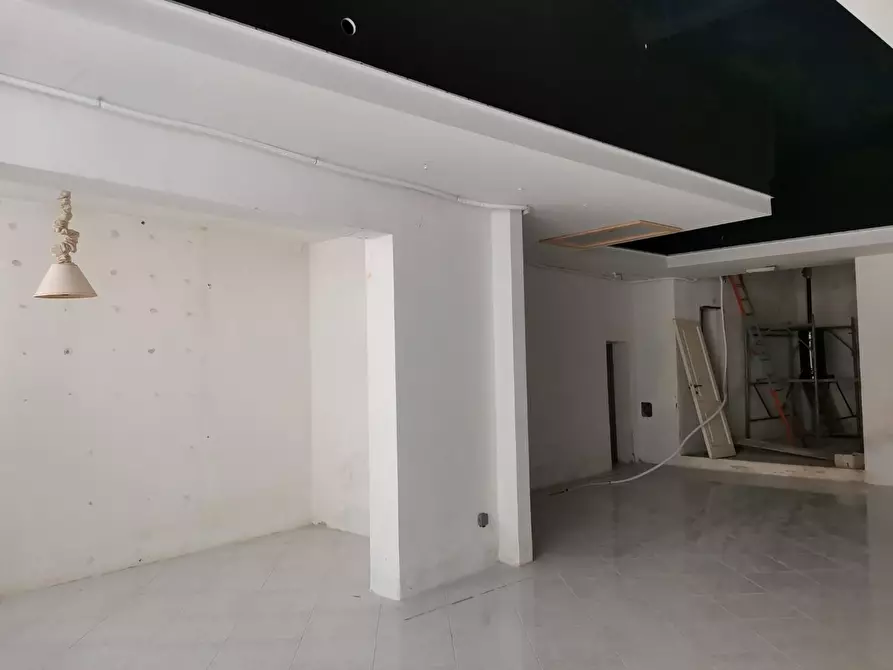 Immagine 14 di Locale commerciale in vendita  a Poggibonsi