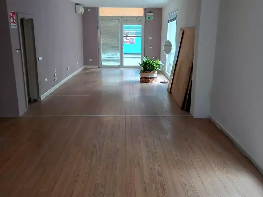 Immagine 10 di Locale commerciale in vendita  a Empoli