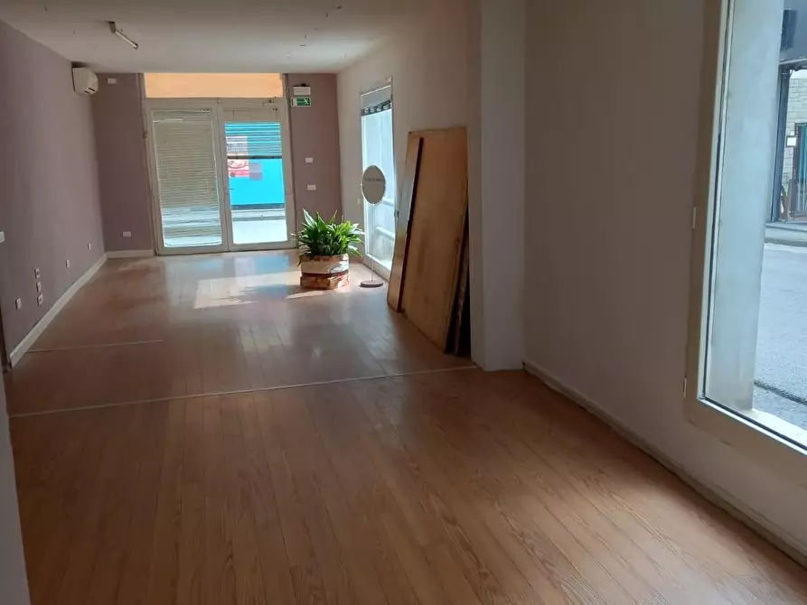 Immagine 8 di Locale commerciale in vendita  a Empoli