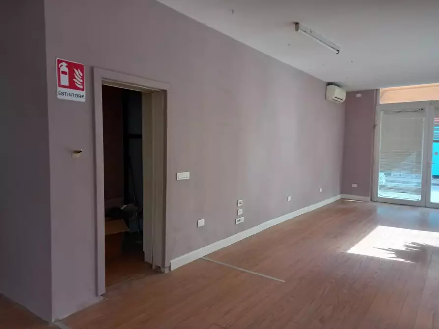 Immagine 13 di Locale commerciale in vendita  a Empoli