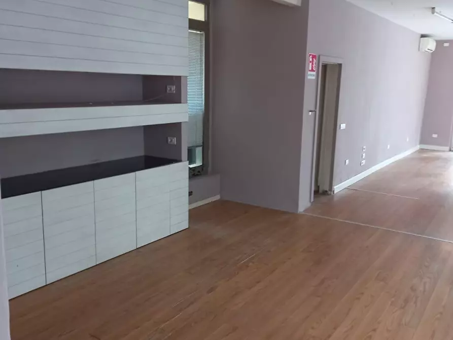 Immagine 14 di Locale commerciale in vendita  a Empoli