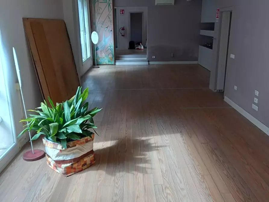 Immagine 2 di Locale commerciale in vendita  a Empoli