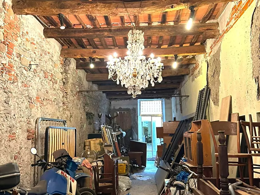 Immagine 2 di Locale commerciale in vendita  a Lucca