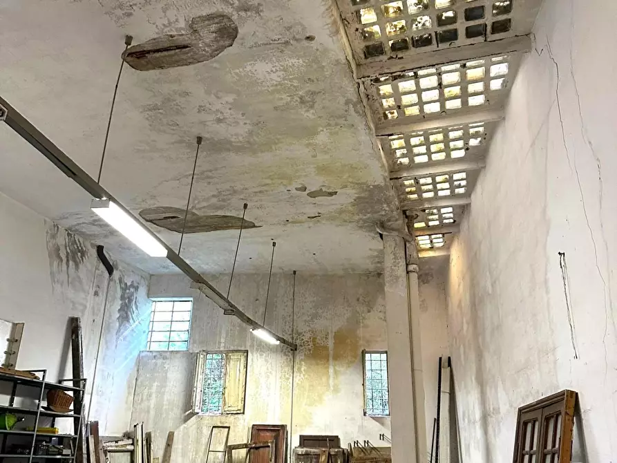 Immagine 7 di Locale commerciale in vendita  a Lucca