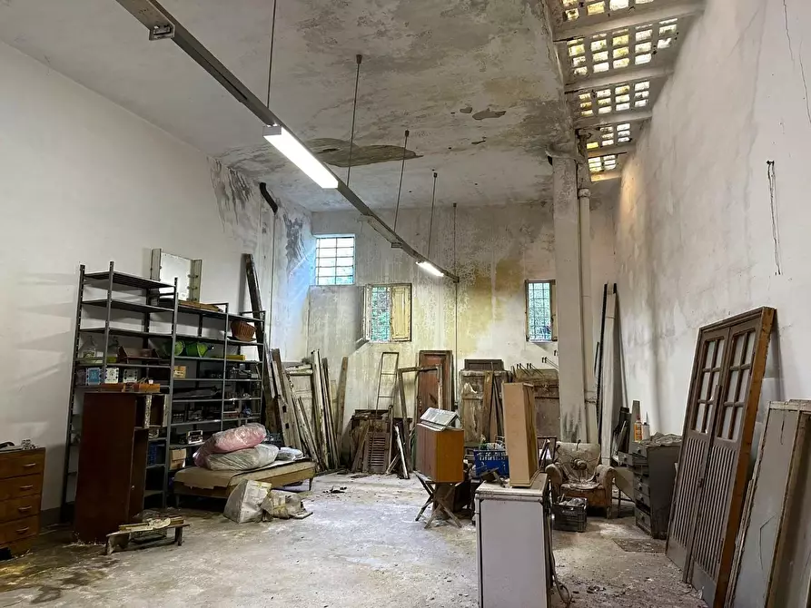 Immagine 5 di Locale commerciale in vendita  a Lucca