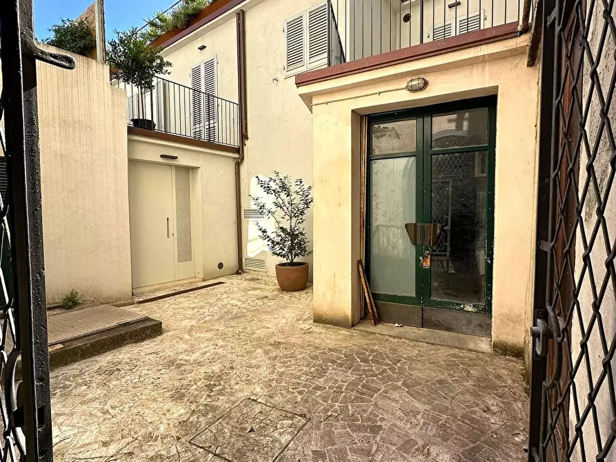 Immagine 9 di Locale commerciale in vendita  a Lucca