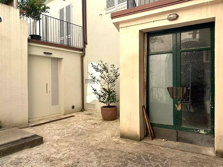 Immagine 1 di Locale commerciale in vendita  a Lucca