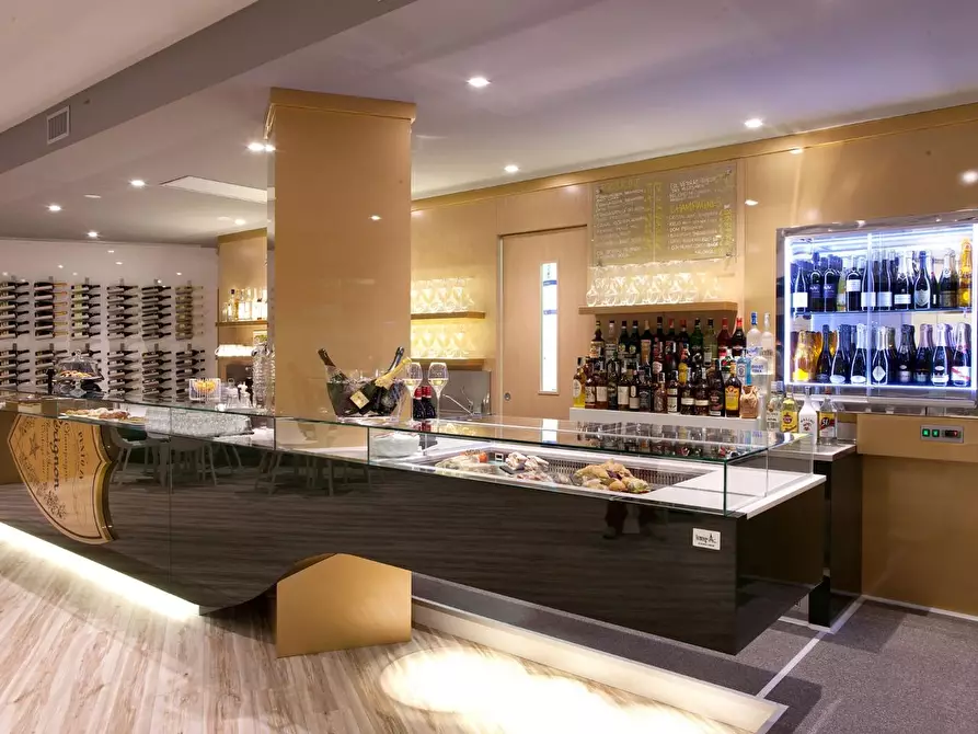 Immagine 8 di Bar / Ristorante in vendita  a Pietrasanta