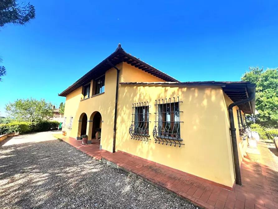 Immagine 2 di Villa in vendita  a Lastra A Signa