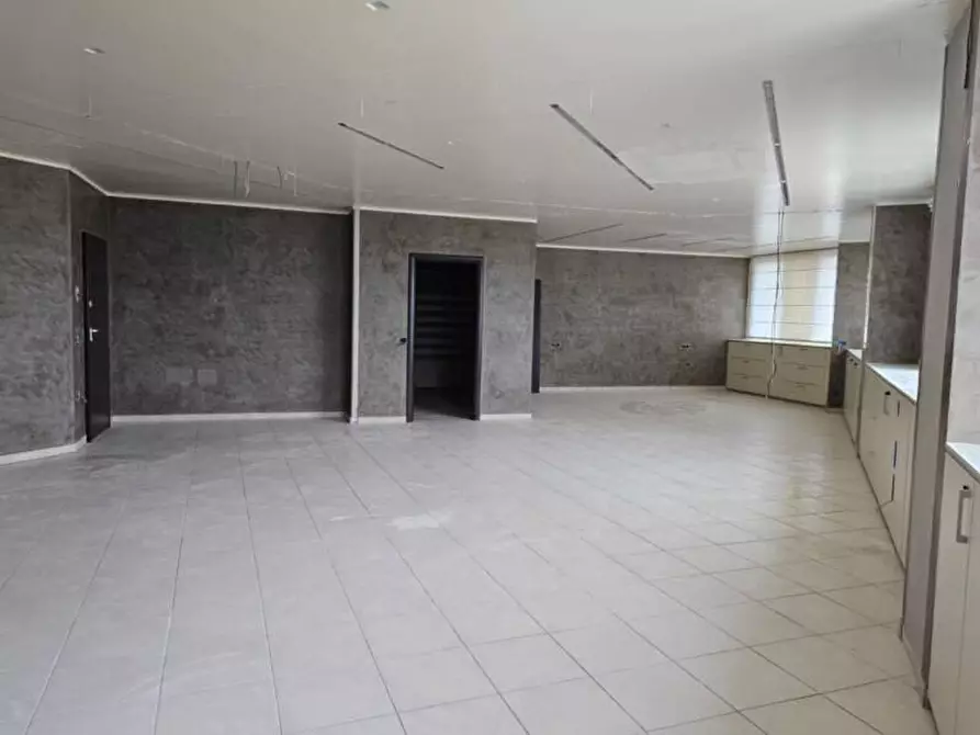 Immagine 2 di Ufficio in vendita  a Cascina