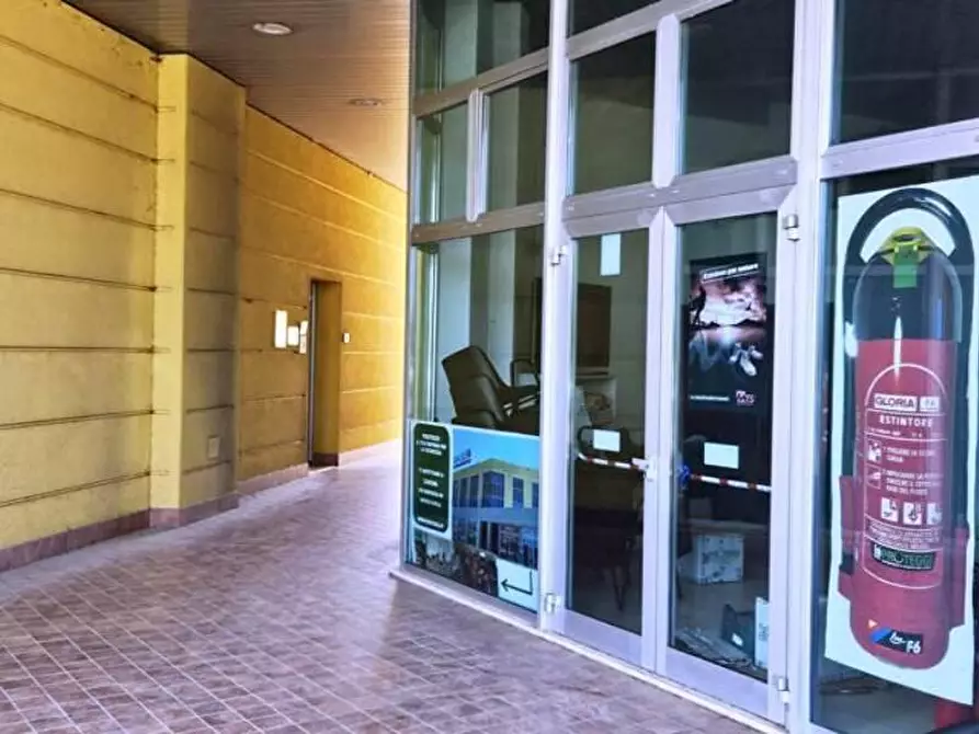 Immagine 13 di Ufficio in vendita  a Cascina