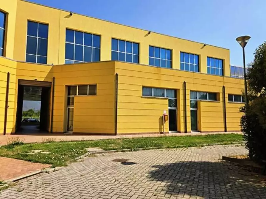 Immagine 10 di Ufficio in vendita  a Cascina