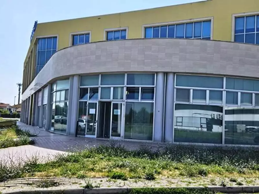 Immagine 14 di Ufficio in vendita  a Cascina