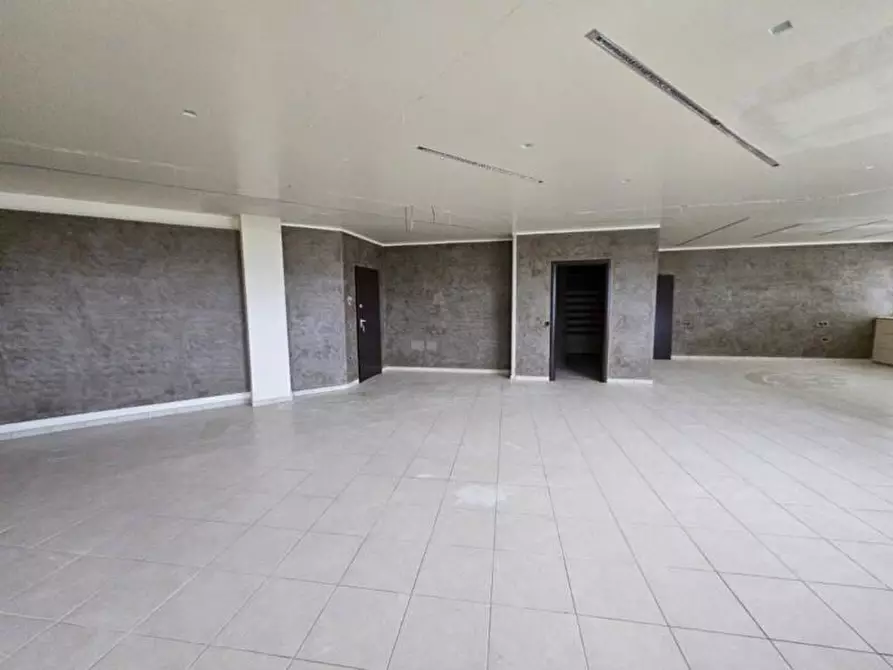 Immagine 3 di Ufficio in vendita  a Cascina