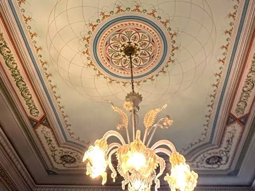 Immagine 16 di Appartamento in vendita  a Lucca